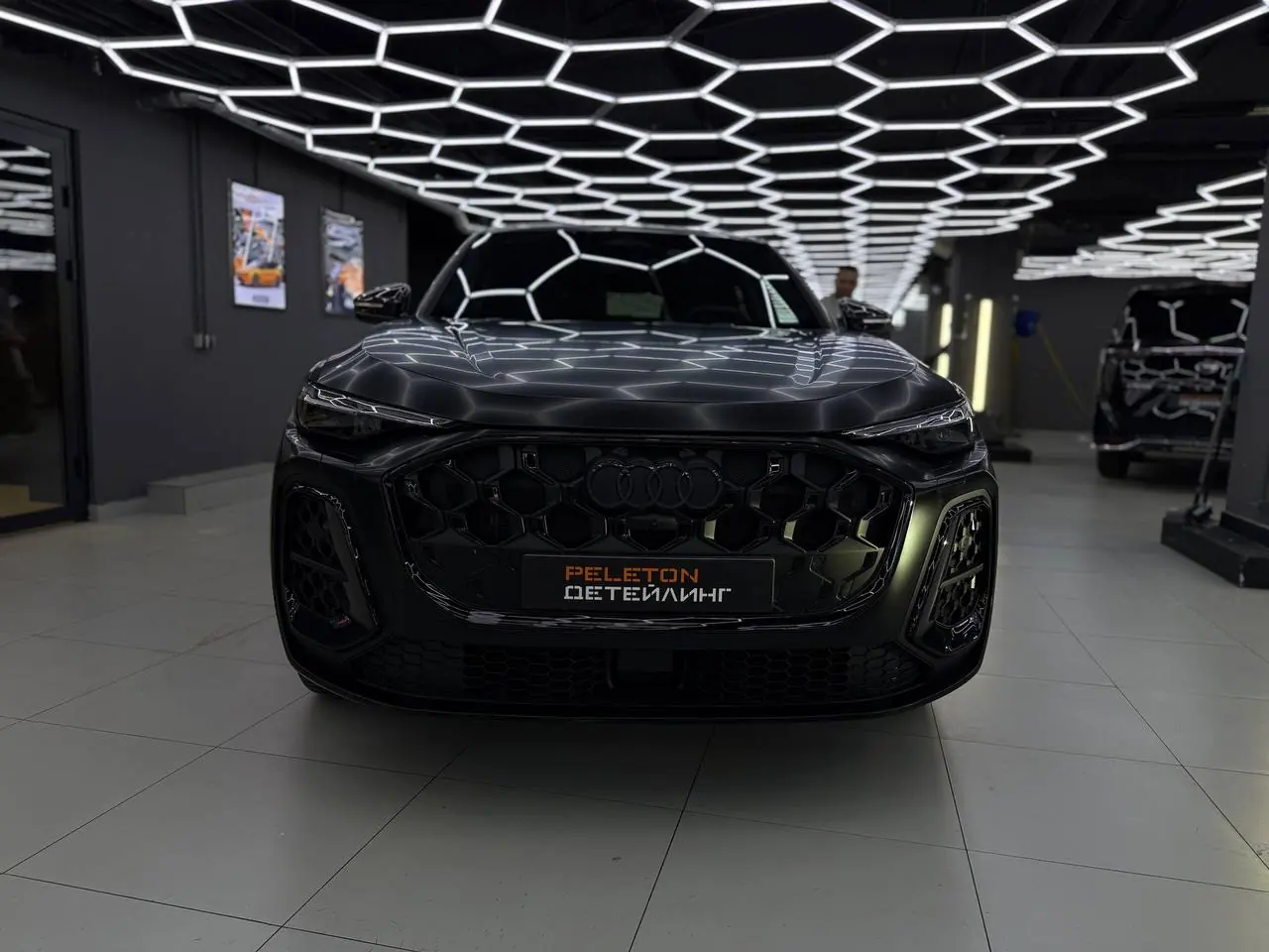 Оклейка Audi Q5 в сатиновую полиуретановую пленку 200 мкм: шелковый финиш и надежная защита